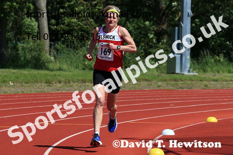 Womens 800 metres, 2024 NE Masters Track and Field Champs., Monkton Stadium, Jarrow.  Photo: David T. Hewitson/Sports for All Pics